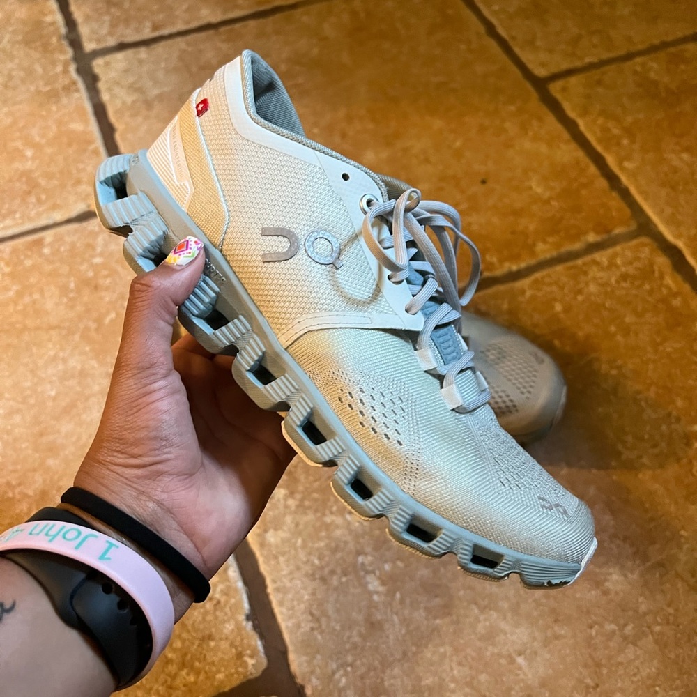 On Running. Cloud x. Size 7